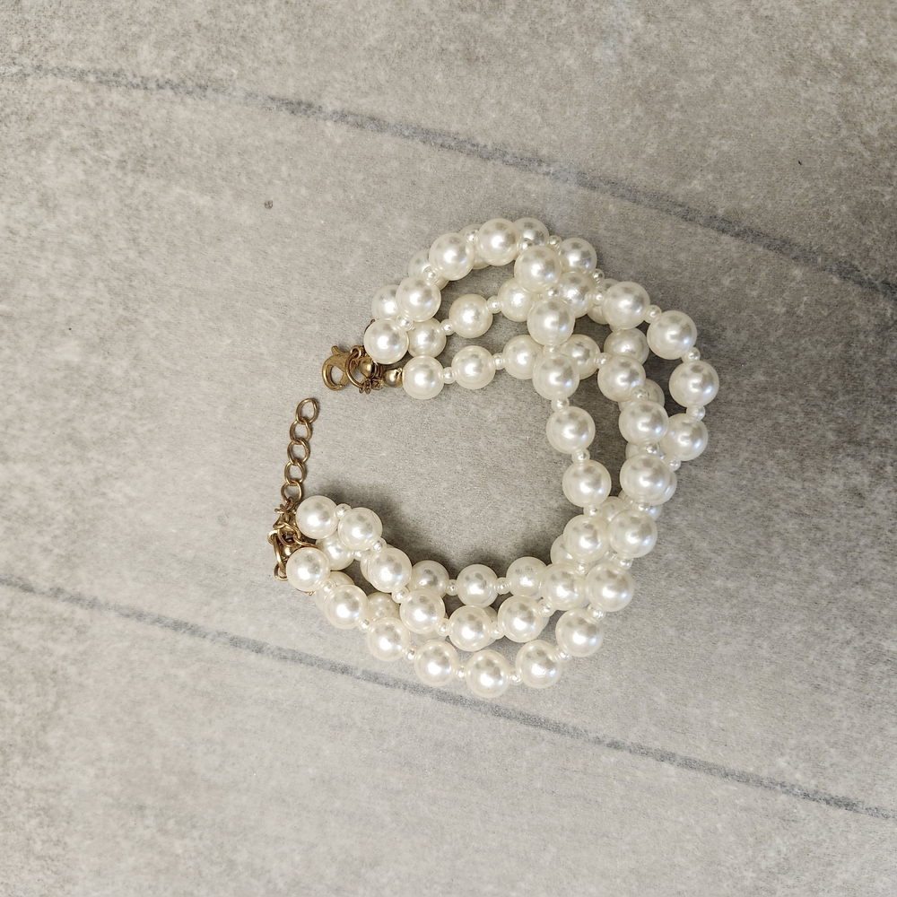 Elegant Pearl Bracelet with Gold Accents